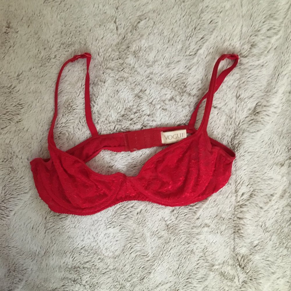 VINTAGE Vogue lace bra